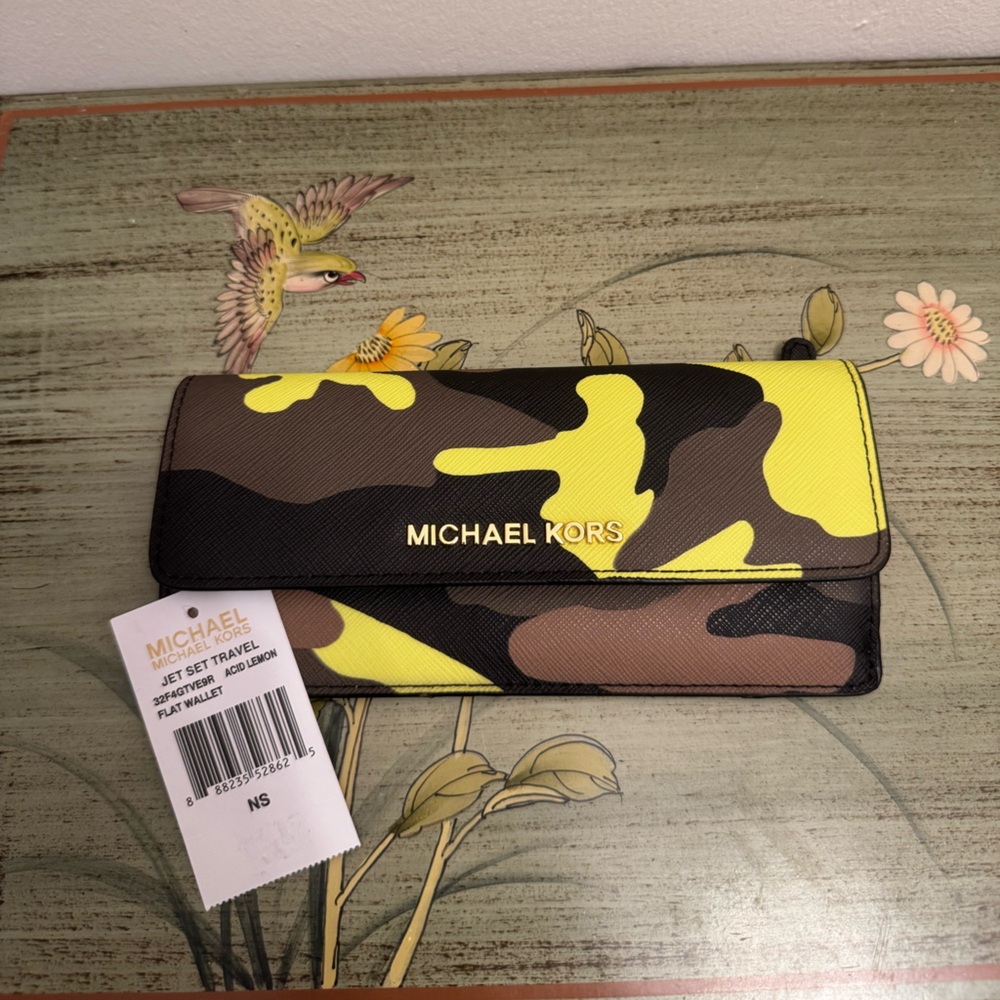Michael Kors Jet Set Travel Wallet - Picture 5 of 9